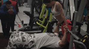 Как не се вдигат тежести с жена на лоста...