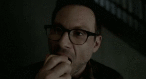 Хрупам си ябълката